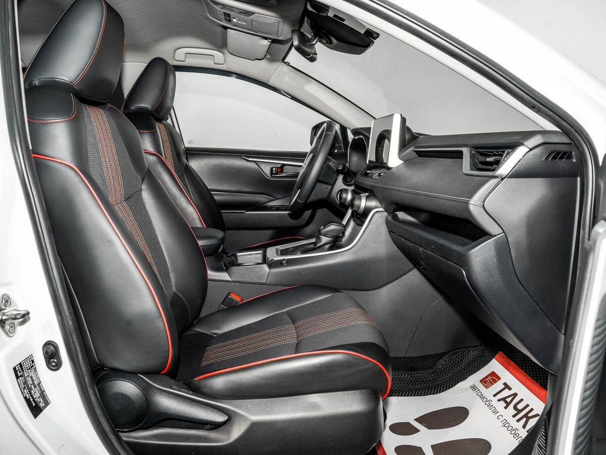 Toyota RAV4 2021 - фото автомобиля