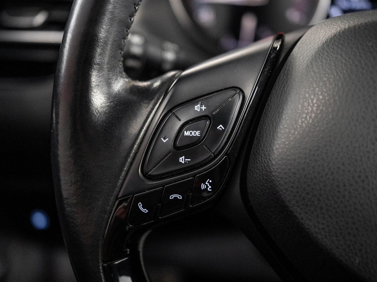 Toyota C-HR 2020 - фото автомобиля