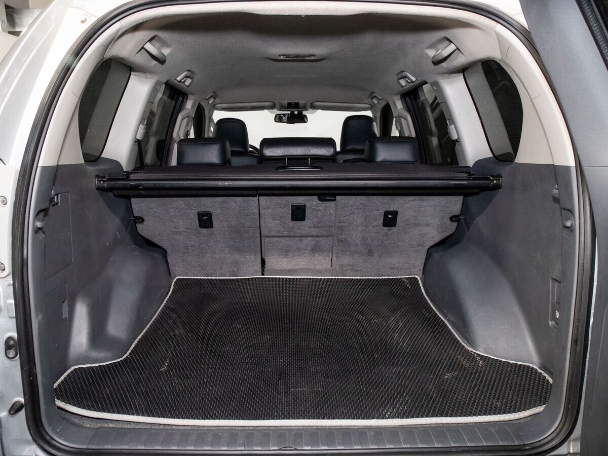 Toyota Land Cruiser Prado 2010 - фото автомобиля