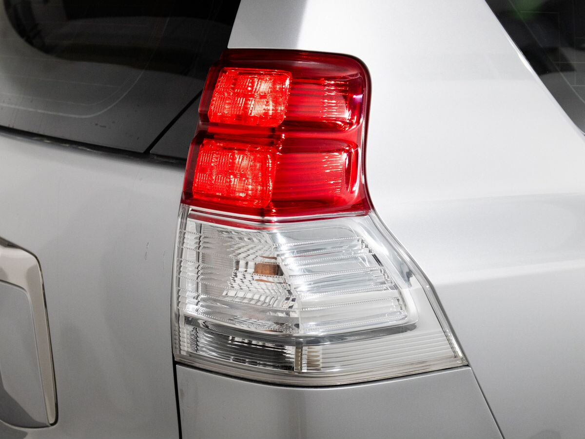 Toyota Land Cruiser Prado 2010 - фото автомобиля