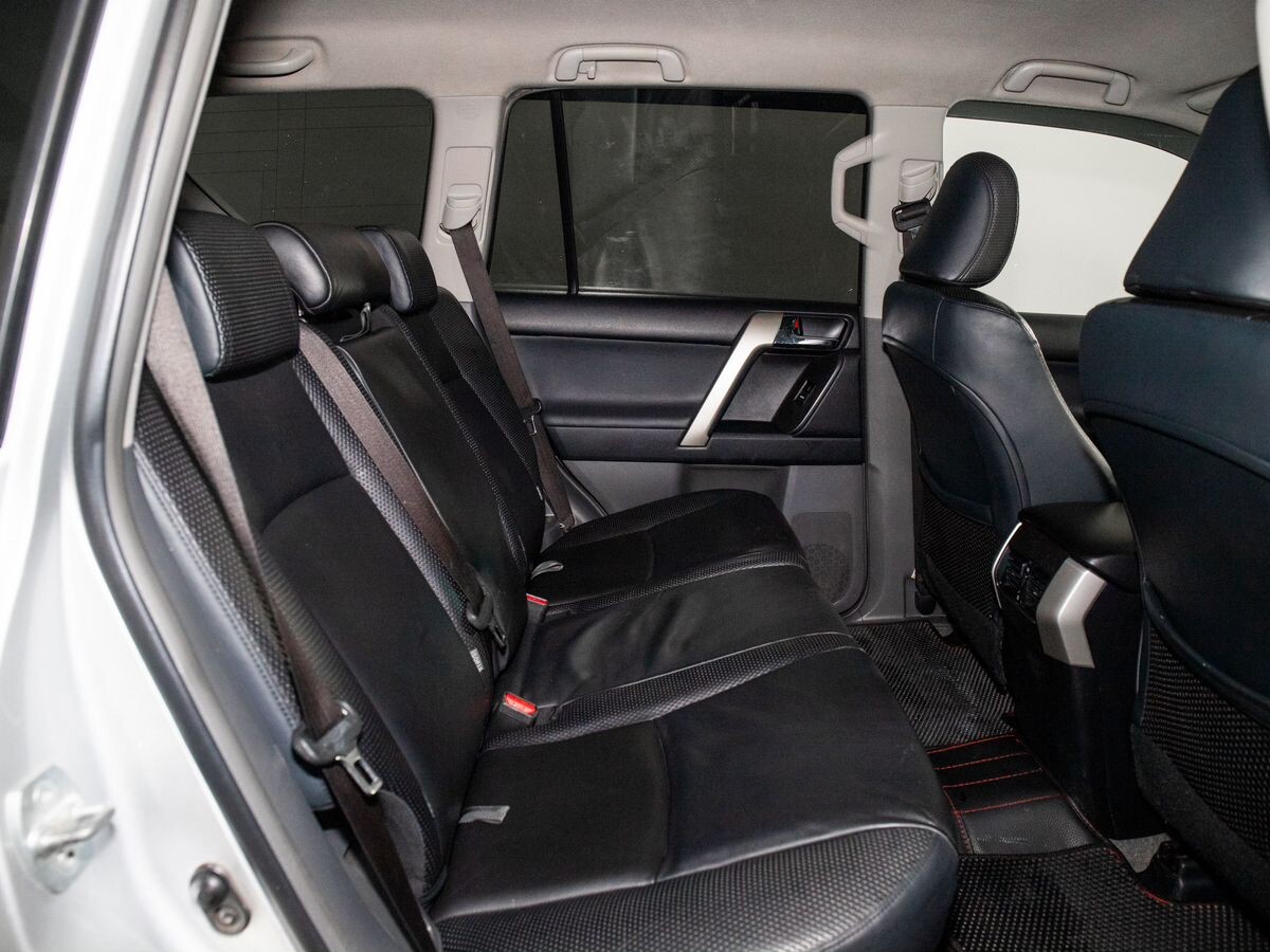 Toyota Land Cruiser Prado 2010 - фото автомобиля