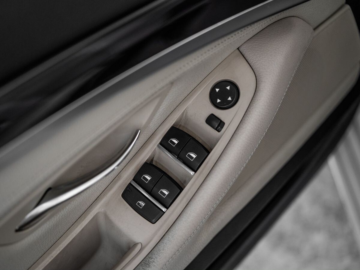 BMW 5 серии 2012 - фото автомобиля