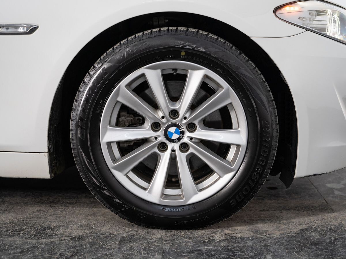 BMW 5 серии 2012 - фото автомобиля