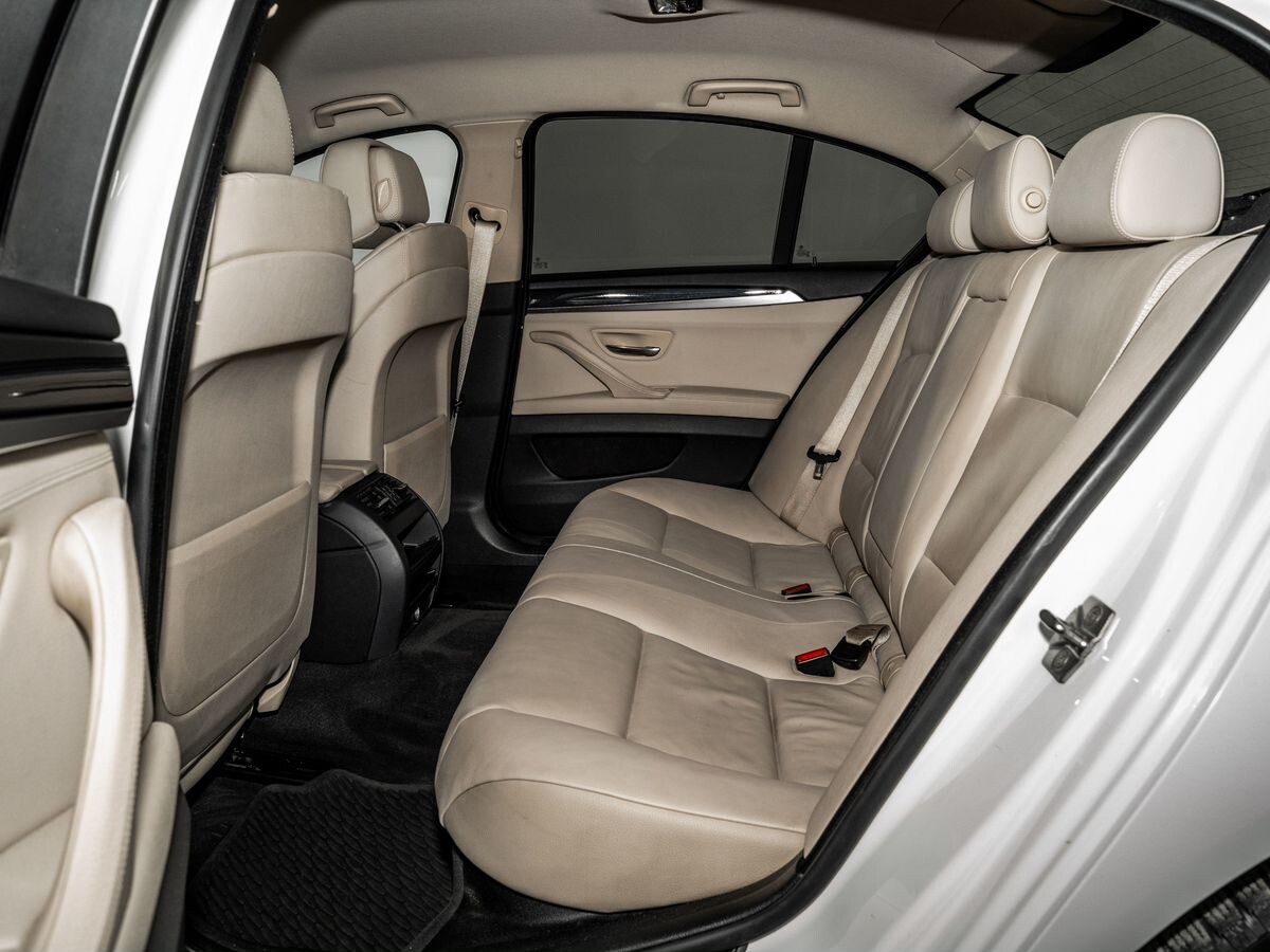 BMW 5 серии 2012 - фото автомобиля