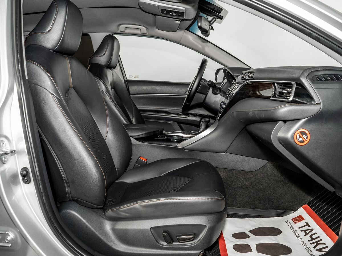 Toyota Camry 2020 - фото автомобиля