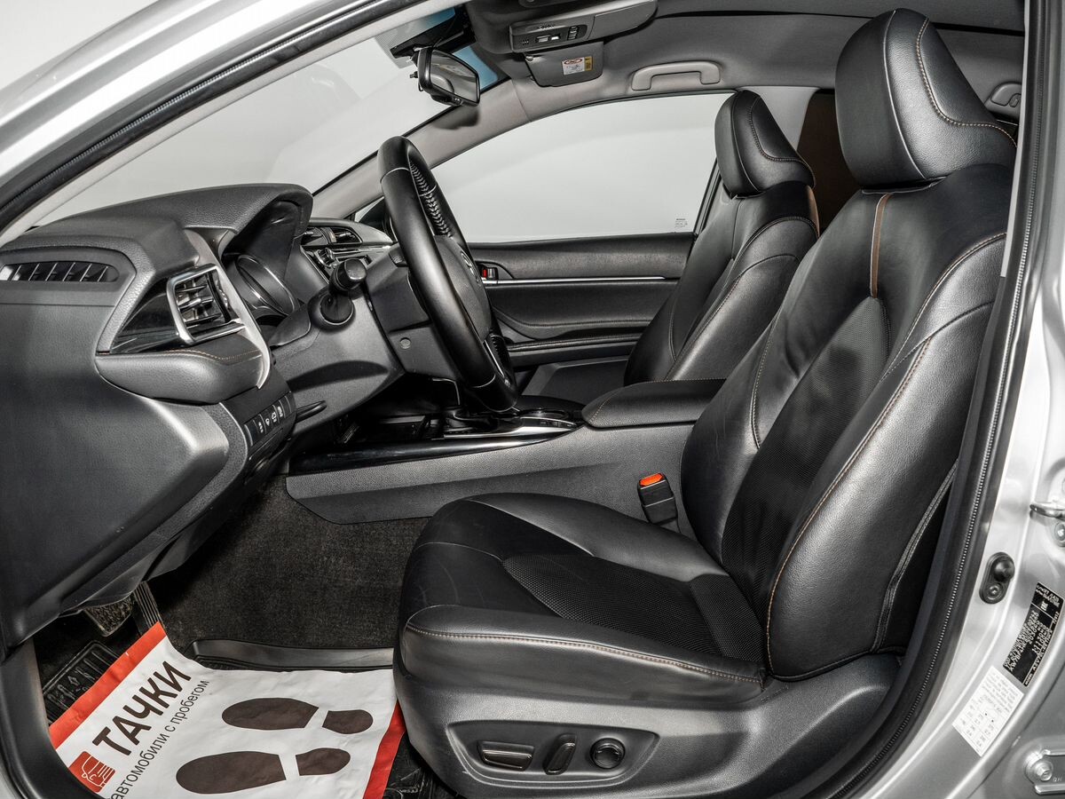 Toyota Camry 2020 - фото автомобиля
