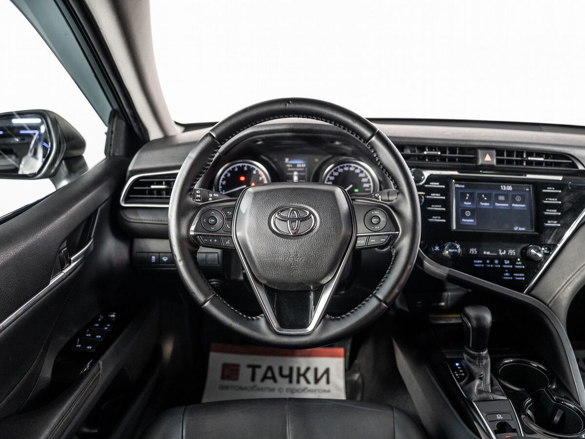 Toyota Camry 2020 - фото автомобиля