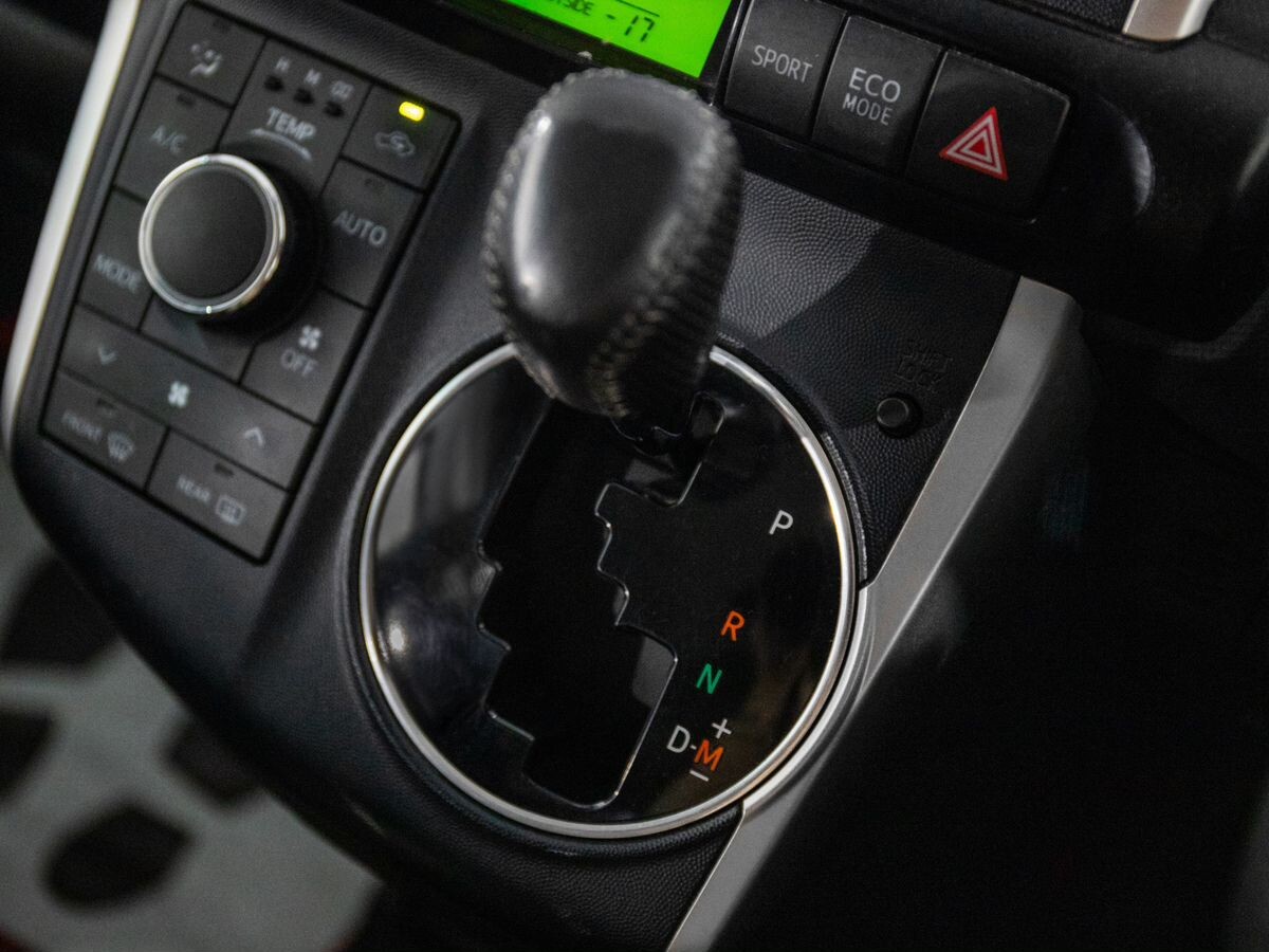 Toyota Wish 2009 - фото автомобиля