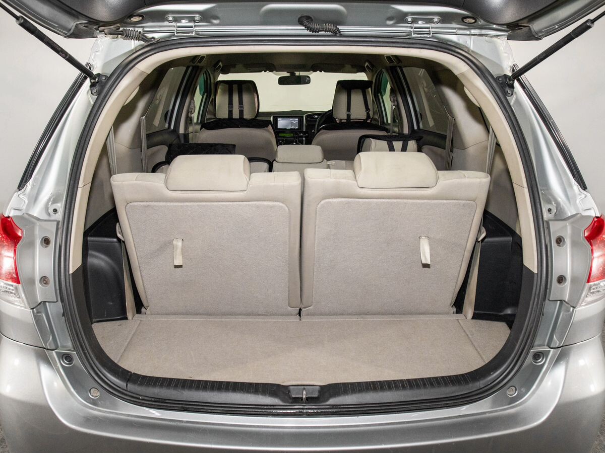 Toyota Wish 2009 - фото автомобиля