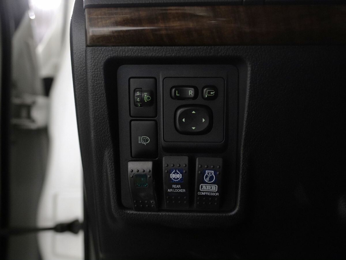 Toyota Land Cruiser Prado 2013 - фото автомобиля