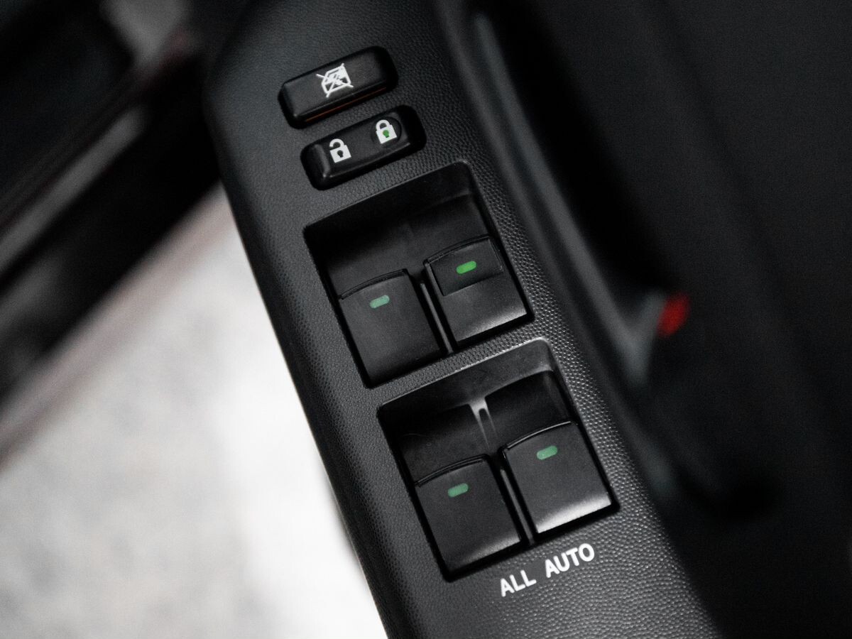 Toyota Wish 2013 - фото автомобиля