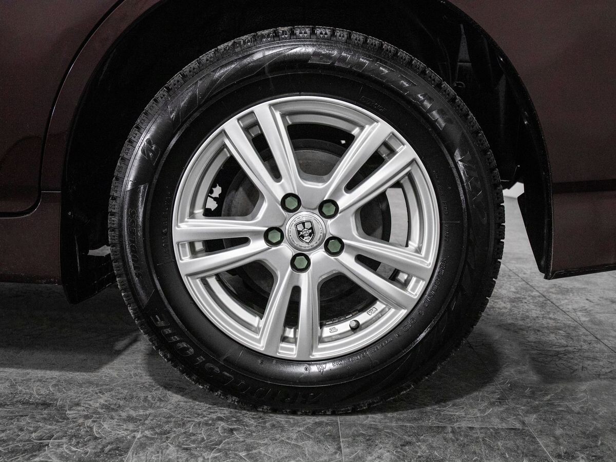 Toyota Wish 2013 - фото автомобиля