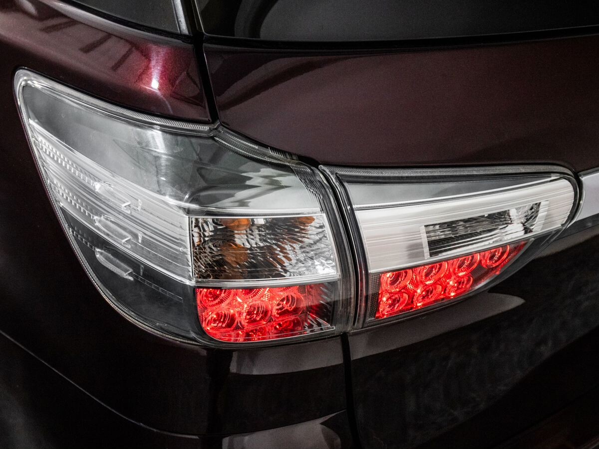 Toyota Wish 2013 - фото автомобиля