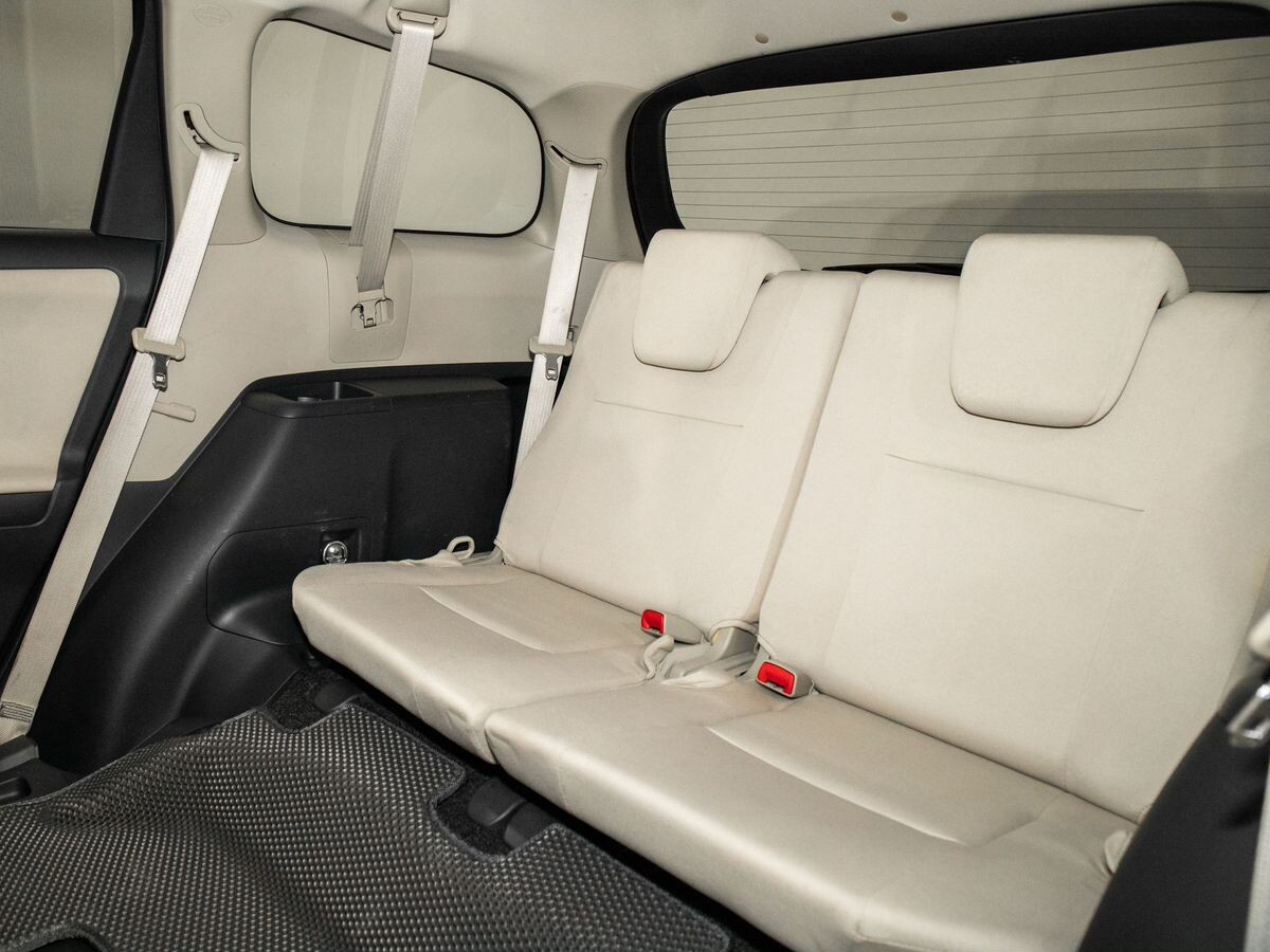 Toyota Wish 2013 - фото автомобиля