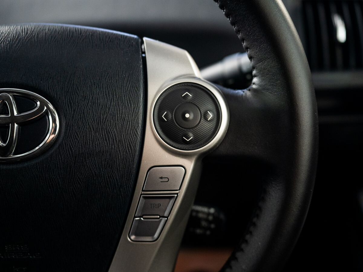 Toyota Prius Alpha 2016 - фото автомобиля