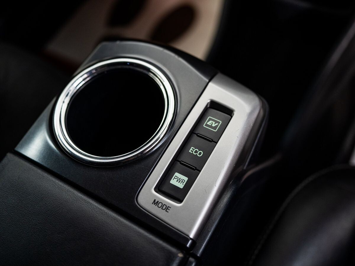 Toyota Prius Alpha 2016 - фото автомобиля