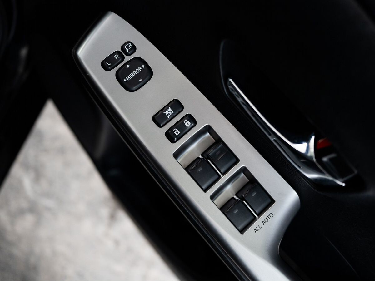 Toyota Prius Alpha 2016 - фото автомобиля