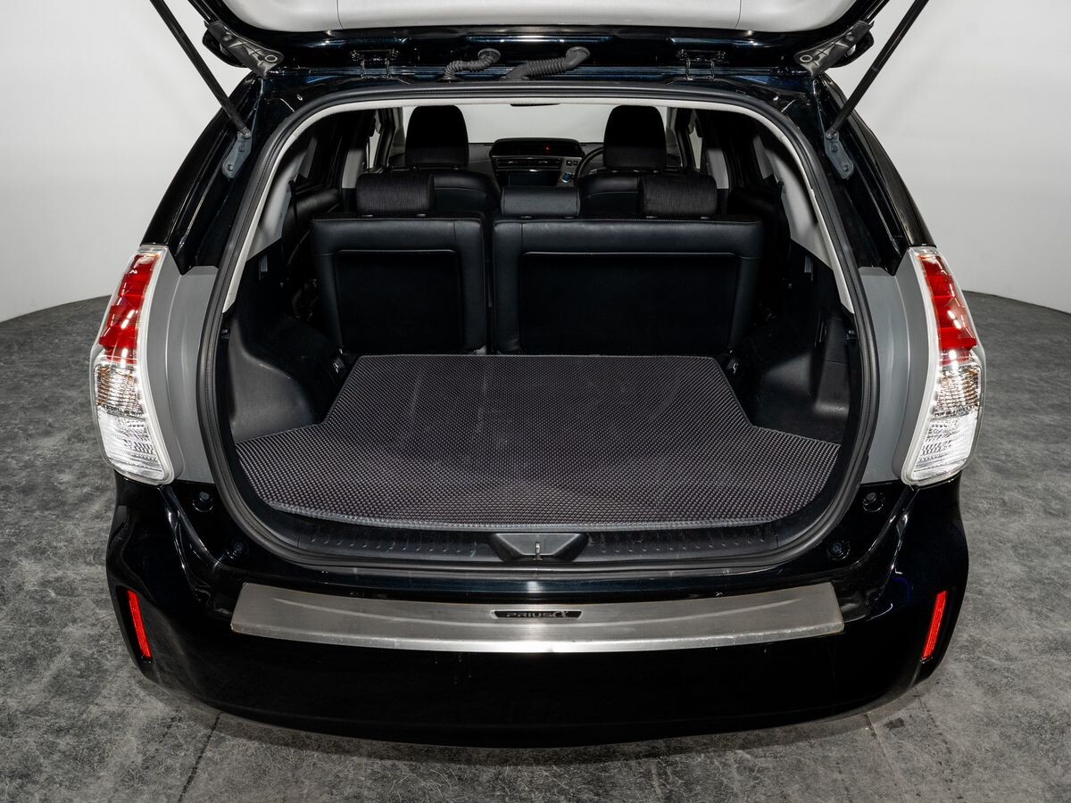 Toyota Prius Alpha 2016 - фото автомобиля