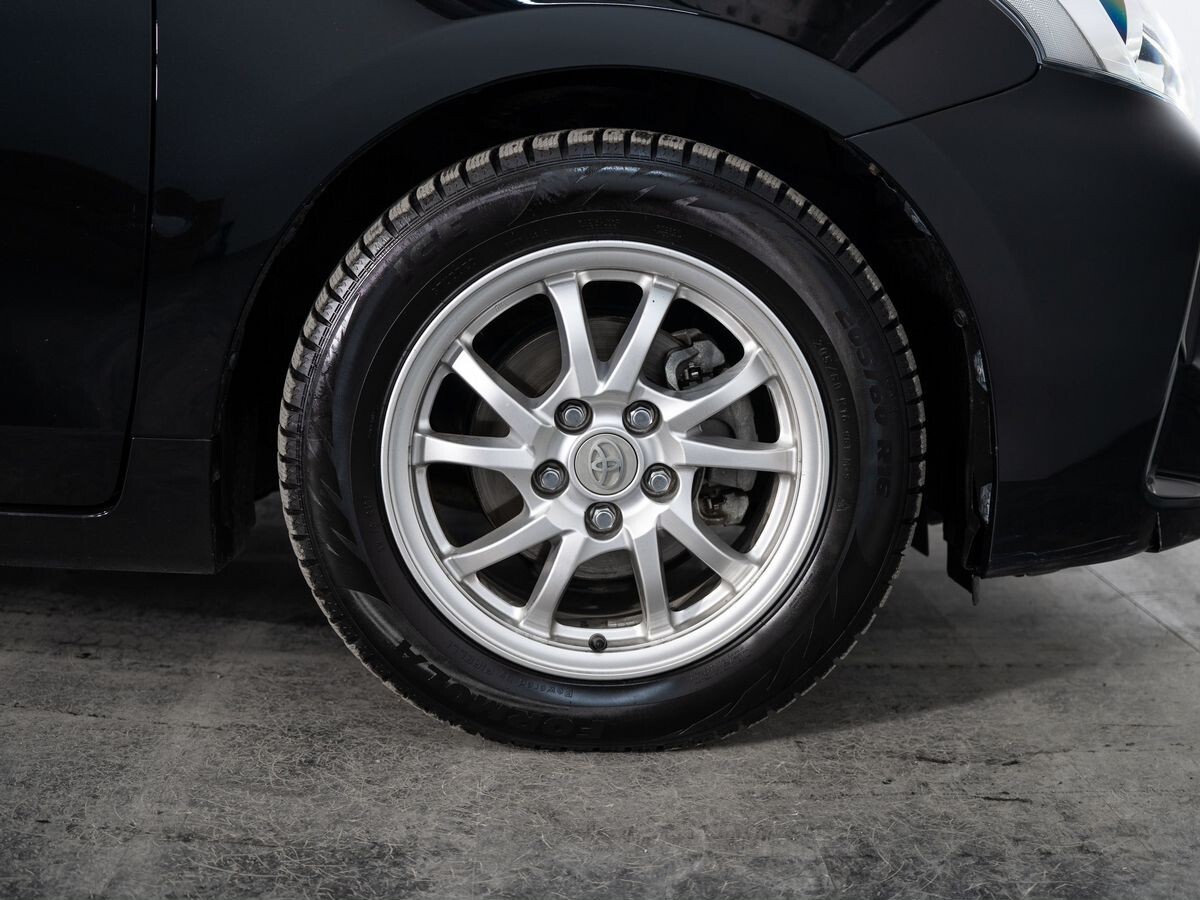 Toyota Prius Alpha 2016 - фото автомобиля