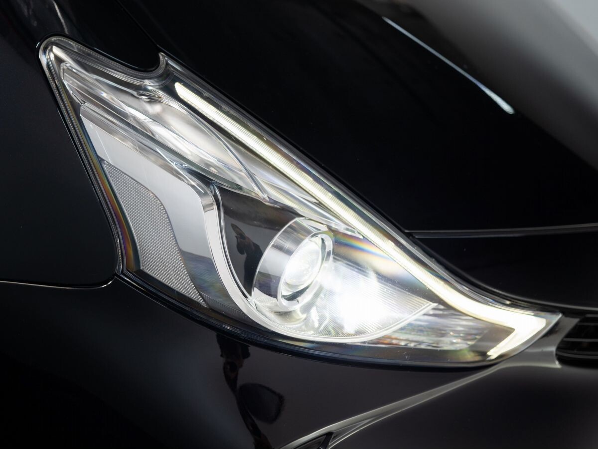 Toyota Prius Alpha 2016 - фото автомобиля