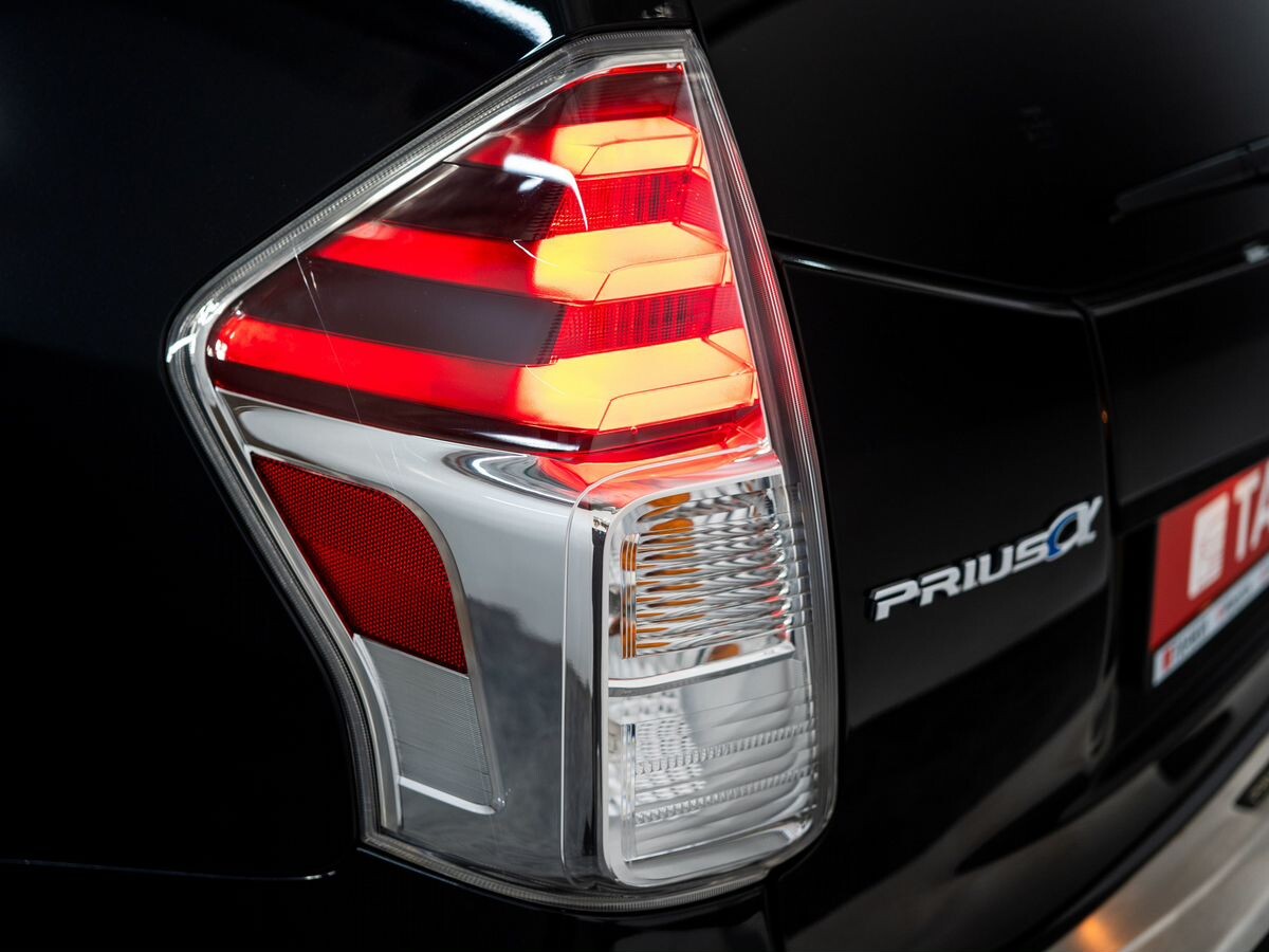 Toyota Prius Alpha 2016 - фото автомобиля