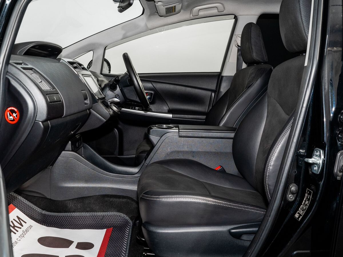 Toyota Prius Alpha 2016 - фото автомобиля