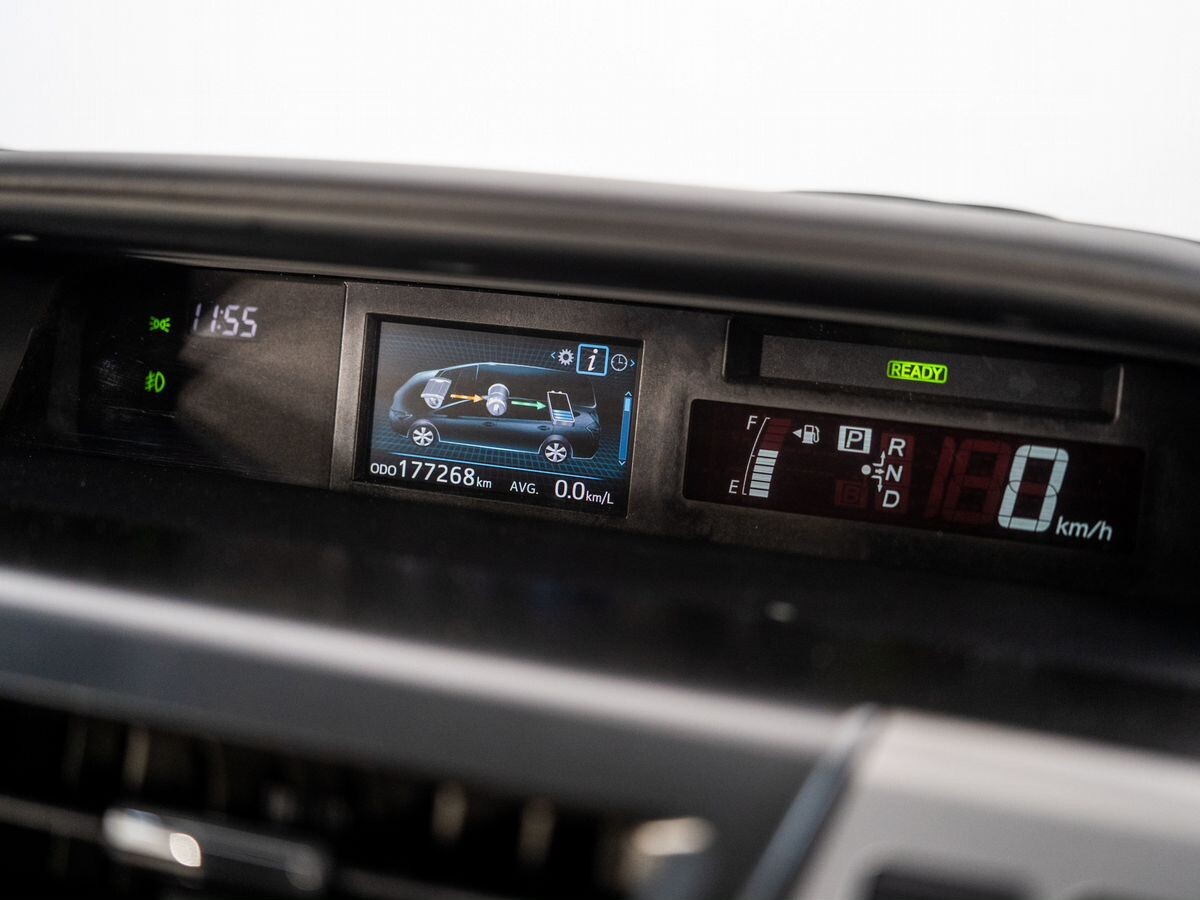 Toyota Prius Alpha 2016 - фото автомобиля