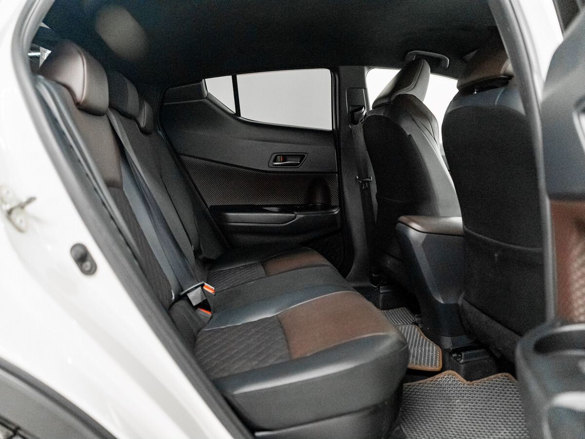 Toyota C-HR 2018 - фото автомобиля