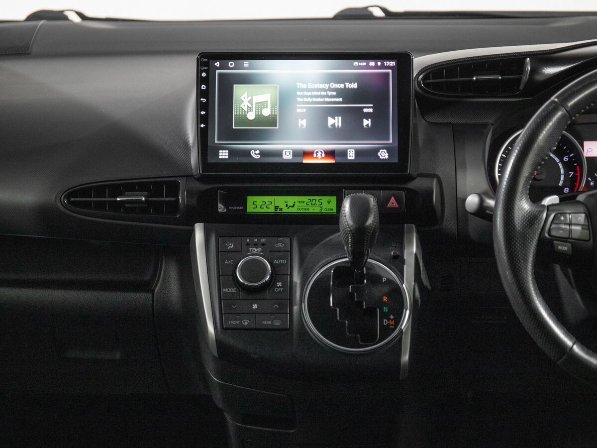 Toyota Wish 2010 - фото автомобиля