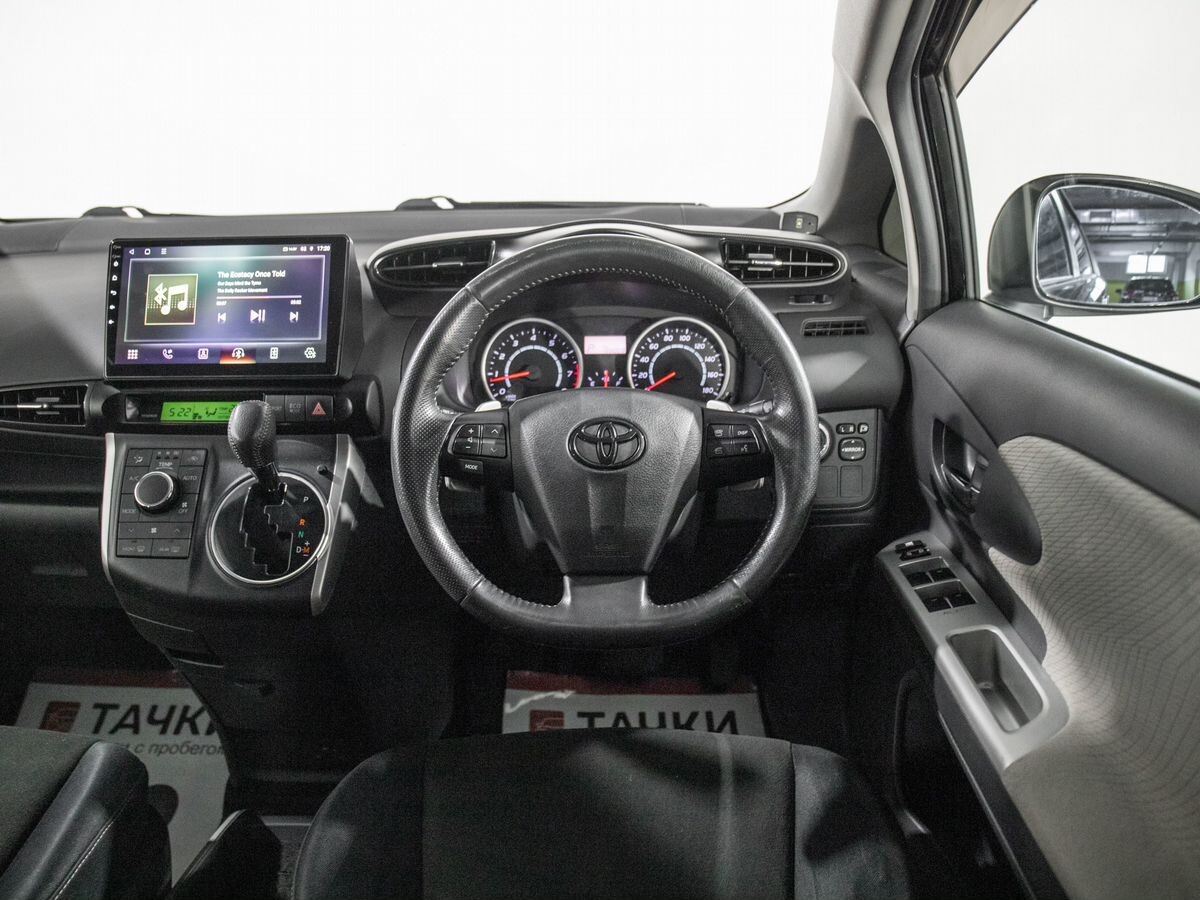 Toyota Wish 2010 - фото автомобиля