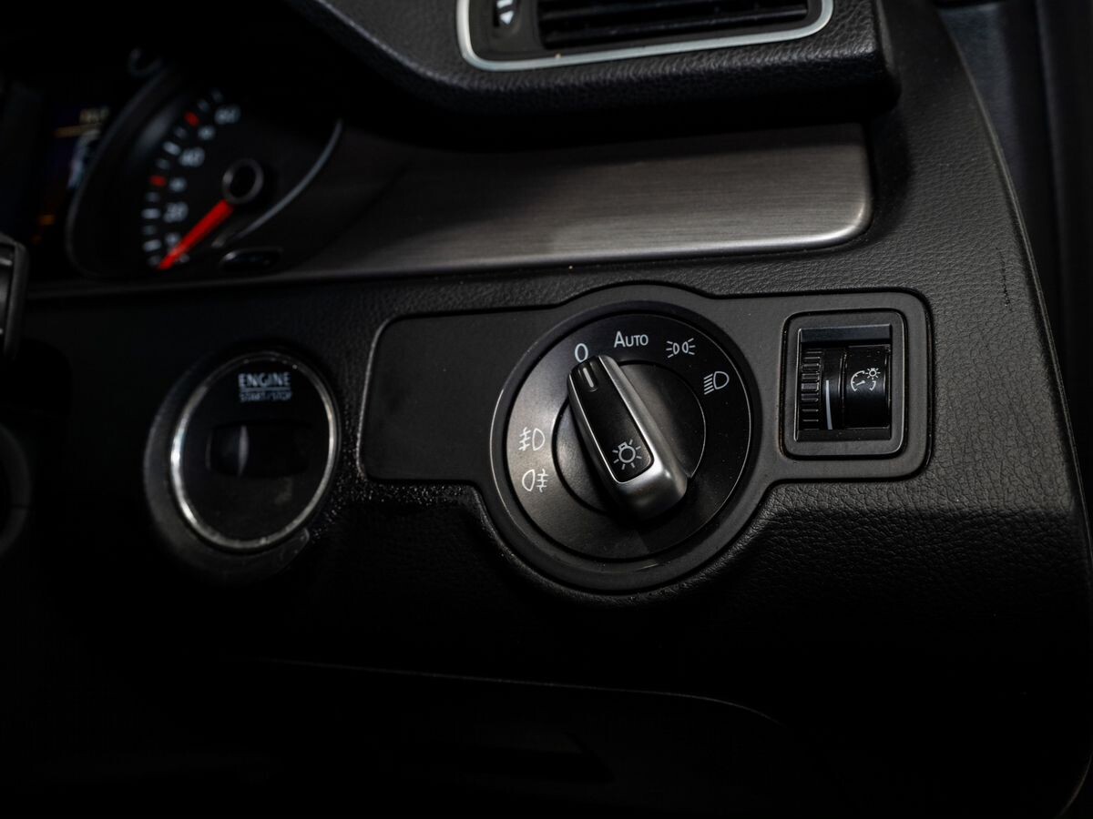 Volkswagen Passat 2012 - фото автомобиля