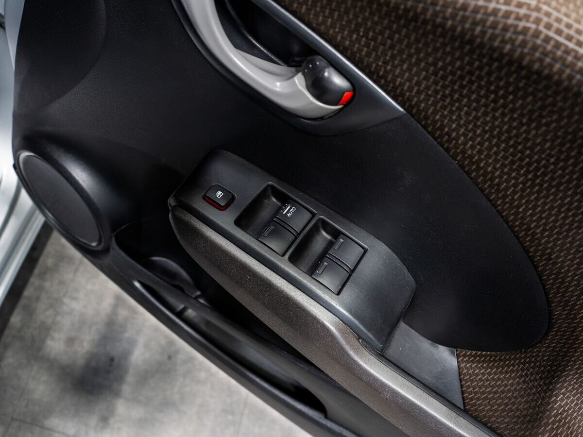 Honda Fit Shuttle 2012 - фото автомобиля