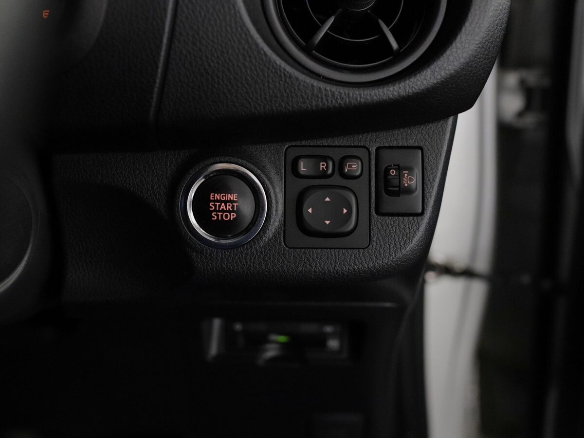 Toyota Vitz 2018 - фото автомобиля