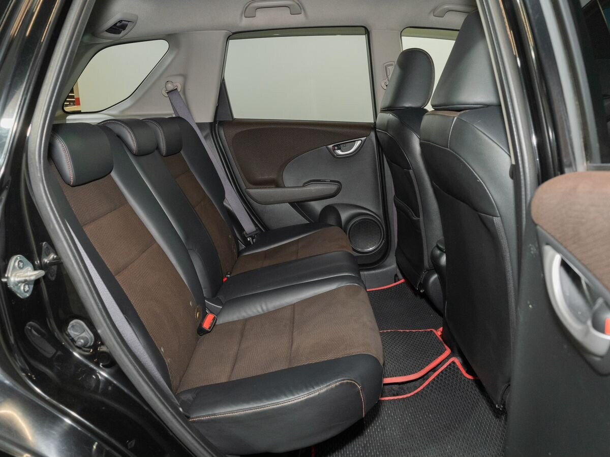 Honda Fit Shuttle 2012 - фото автомобиля