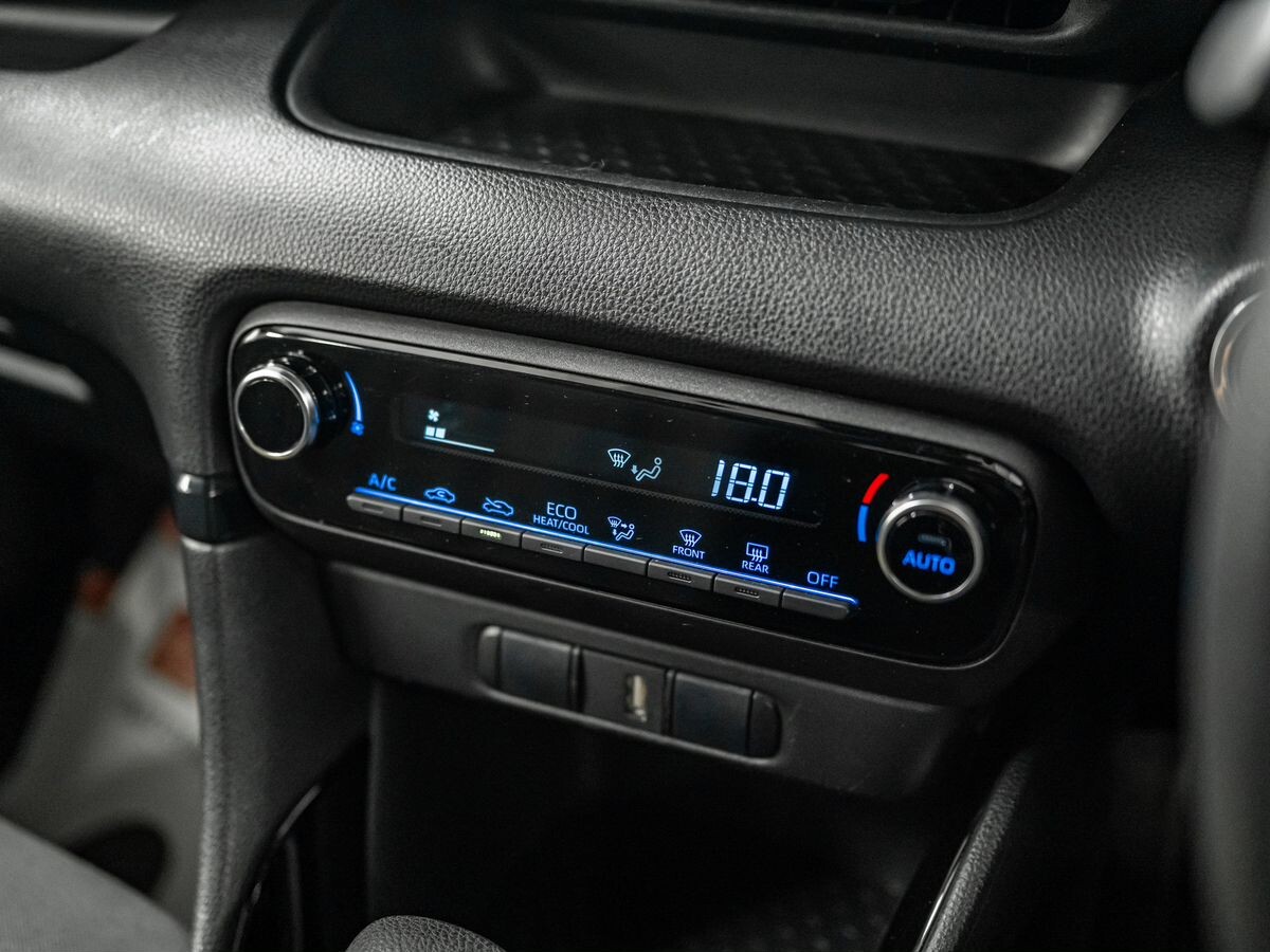 Toyota Yaris 2020 - фото автомобиля