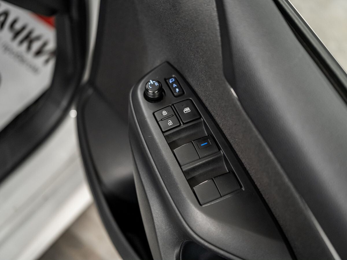 Toyota Yaris 2020 - фото автомобиля