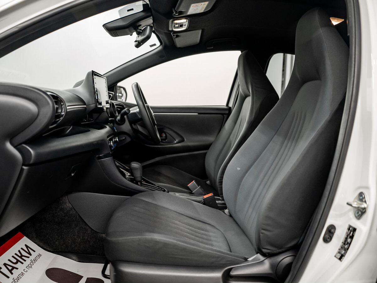 Toyota Yaris 2020 - фото автомобиля