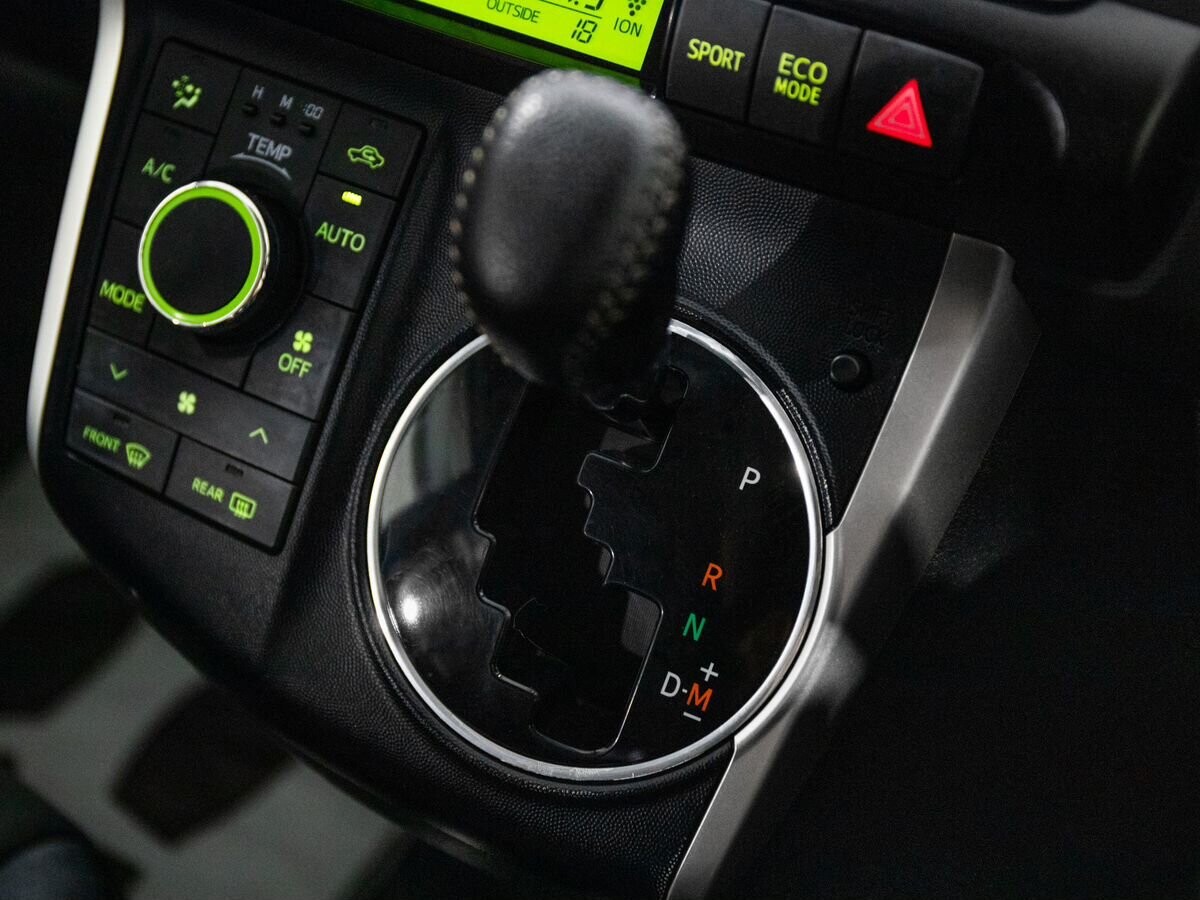 Toyota Wish 2010 - фото автомобиля