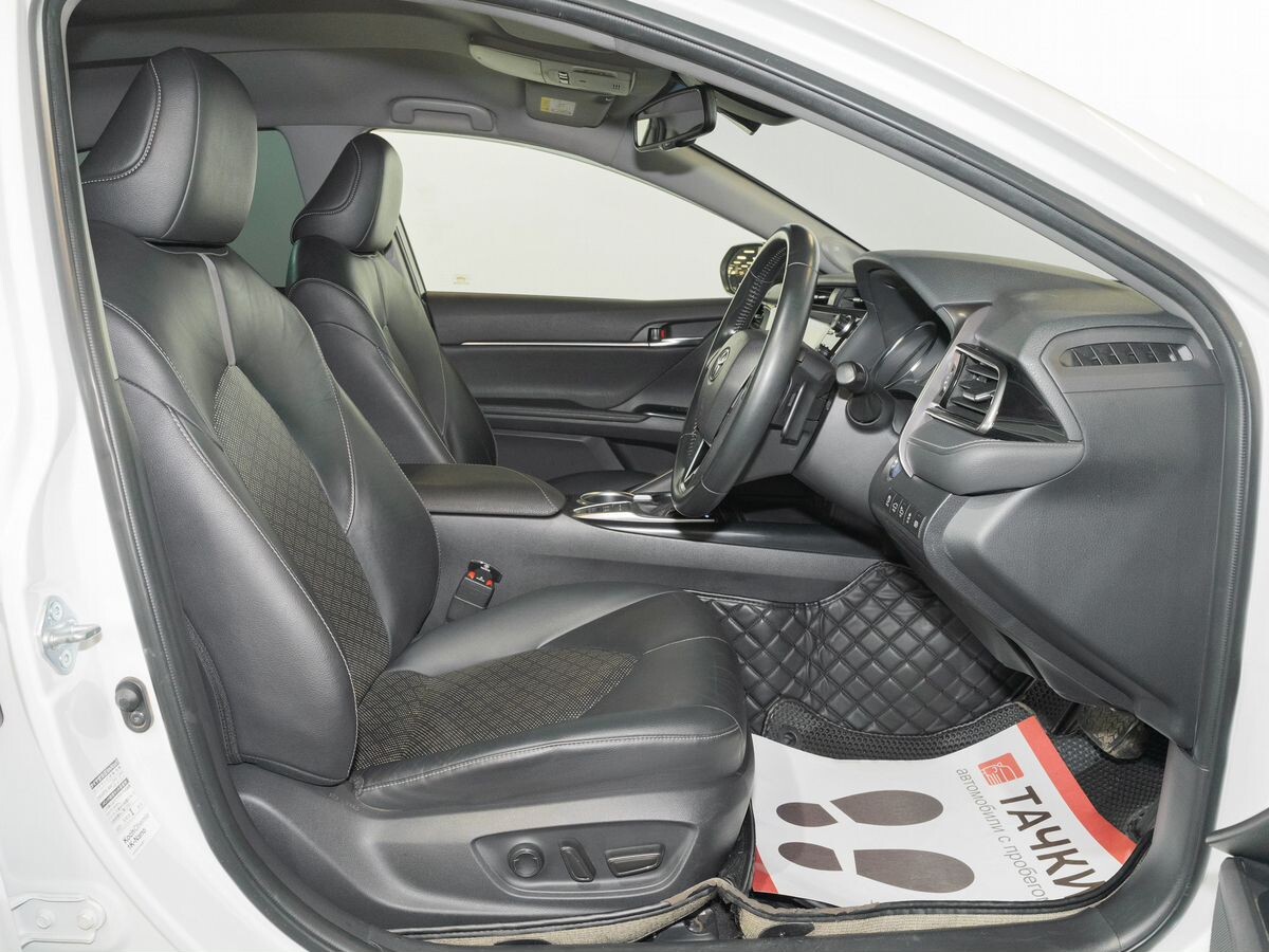 Toyota Camry 2018 - фото автомобиля