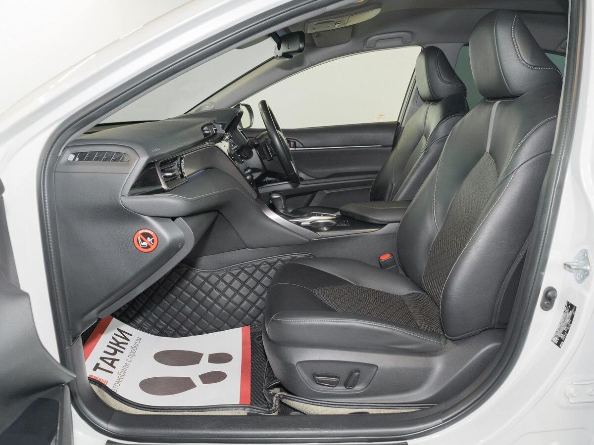 Toyota Camry 2018 - фото автомобиля