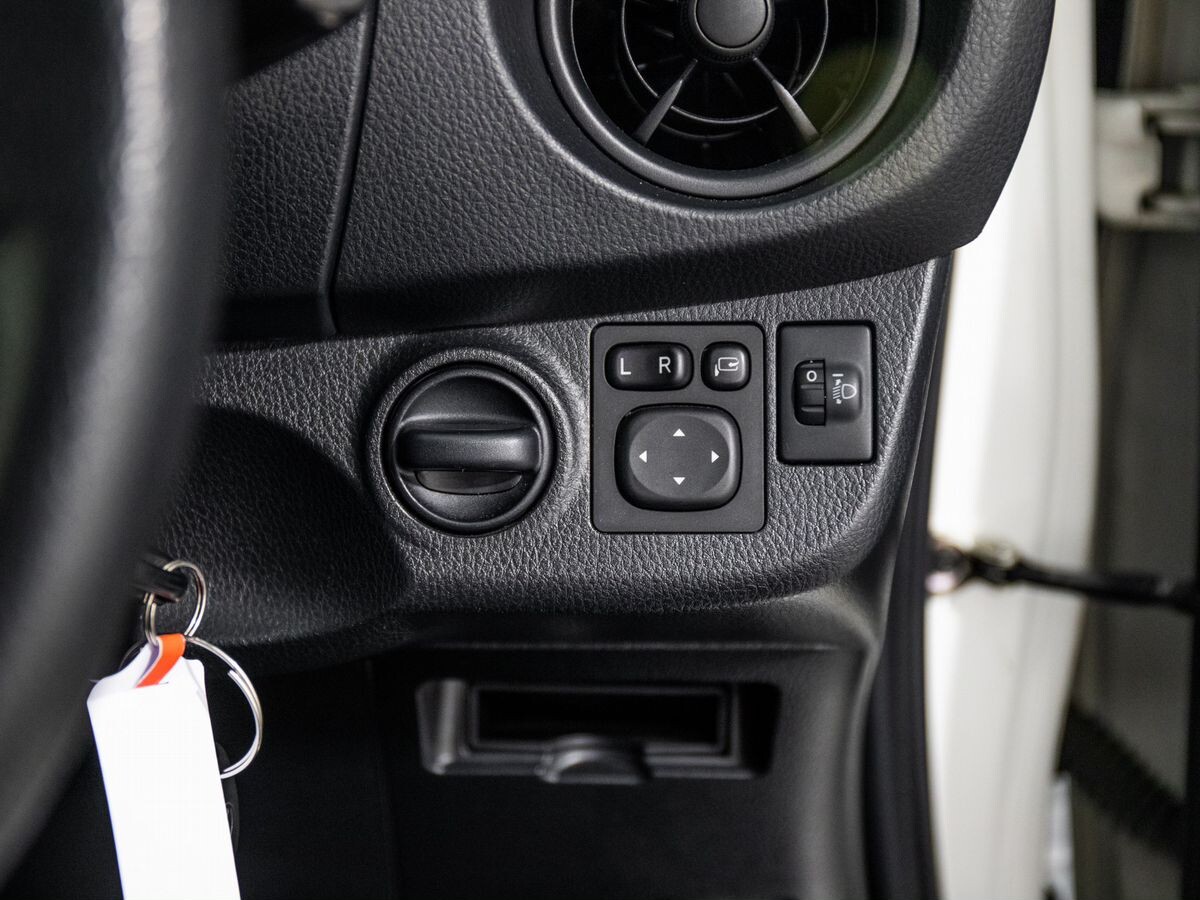 Toyota Vitz 2018 - фото автомобиля