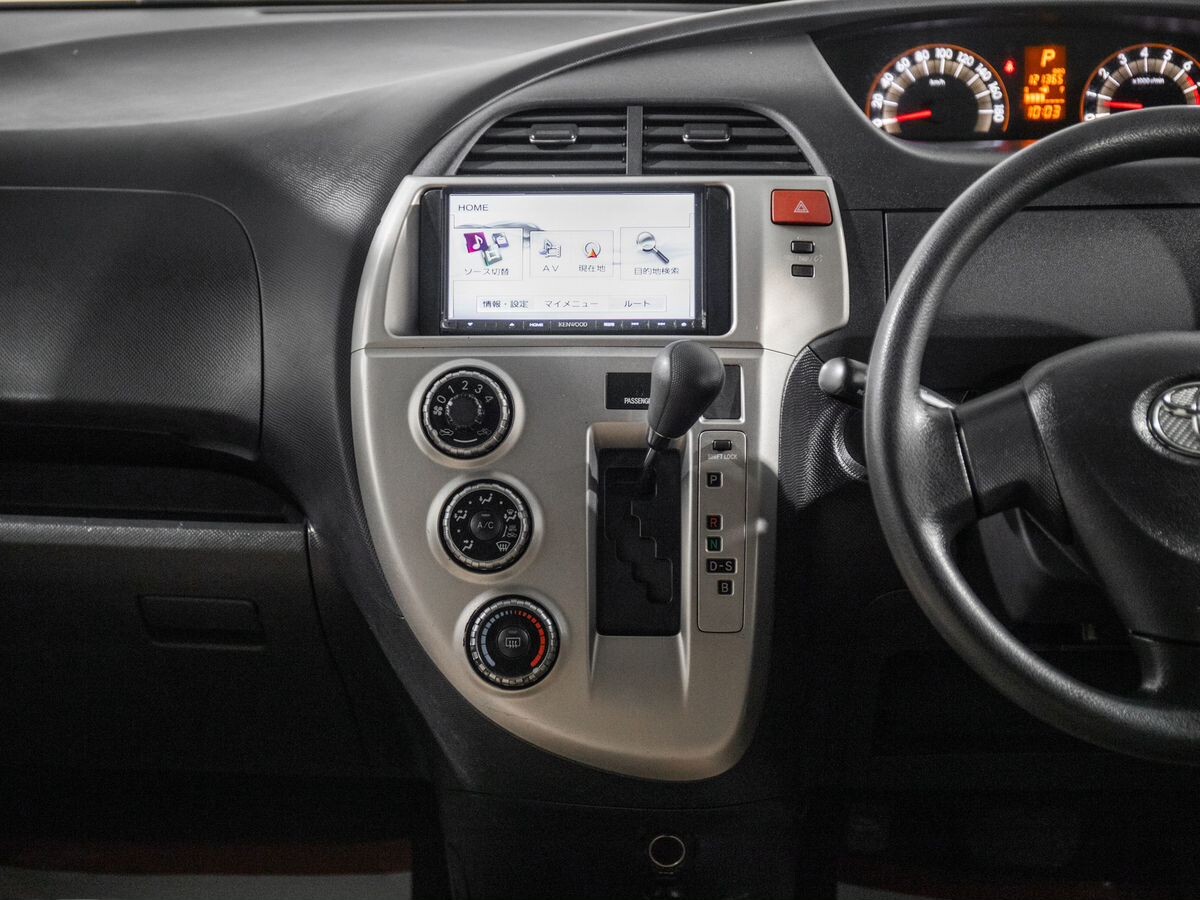 Toyota Ractis 2010 - фото автомобиля