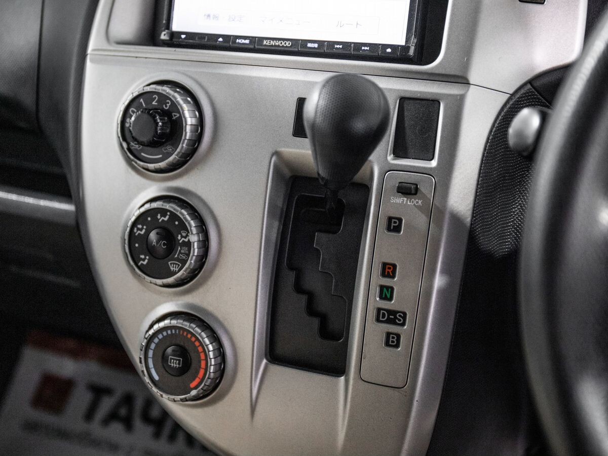 Toyota Ractis 2010 - фото автомобиля