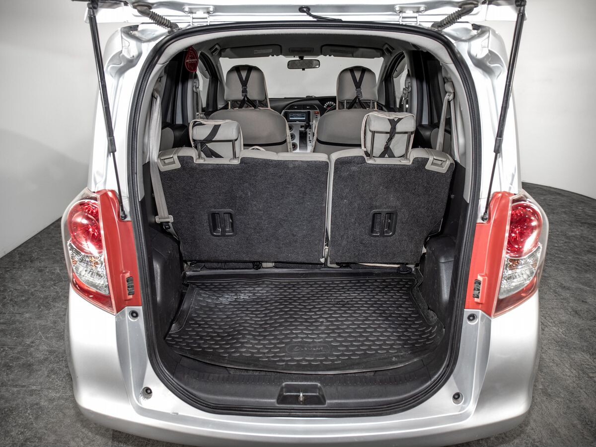 Toyota Ractis 2010 - фото автомобиля