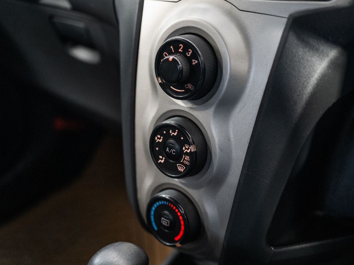 Toyota Vitz 2009 - фото автомобиля