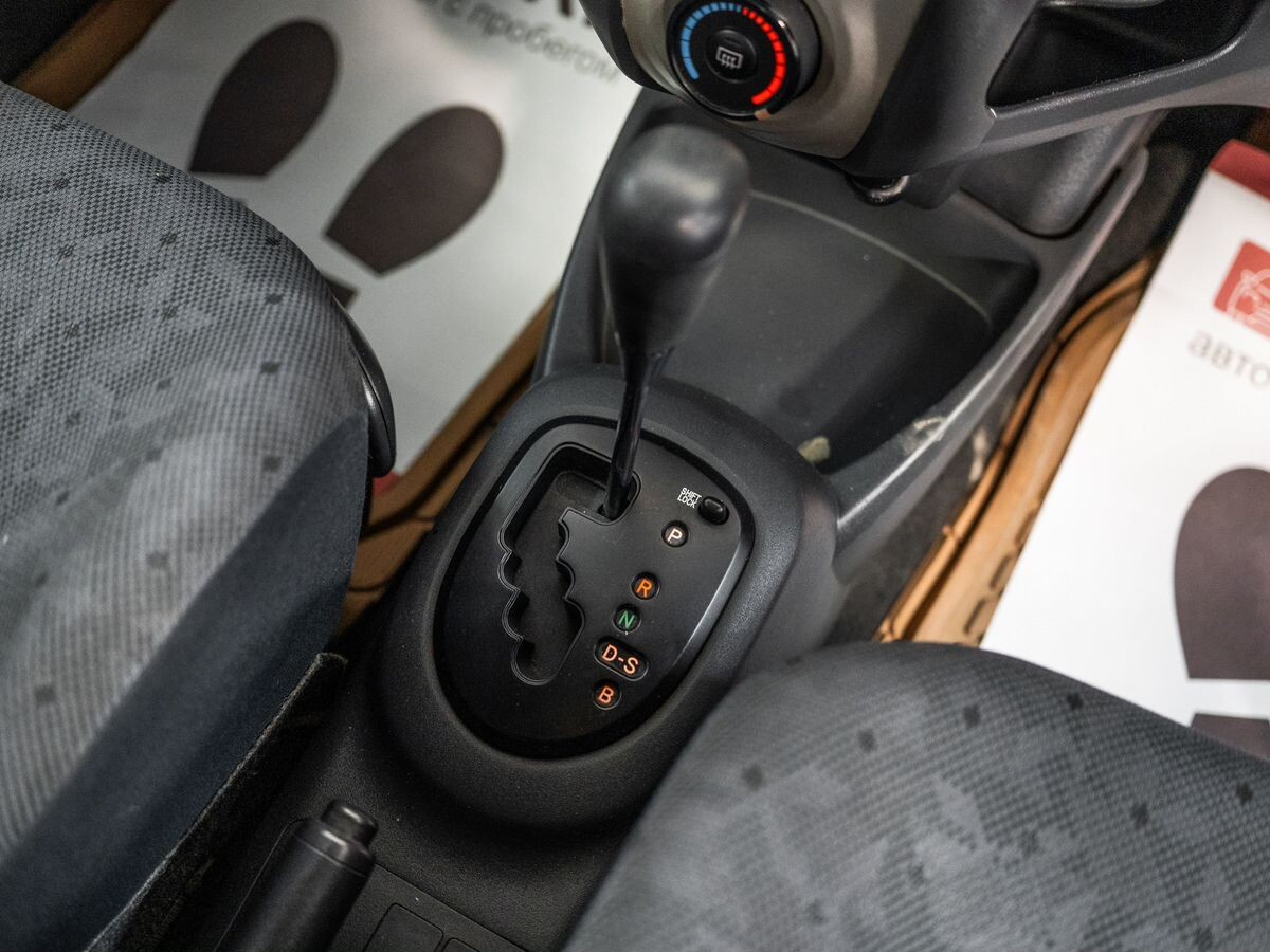 Toyota Vitz 2009 - фото автомобиля