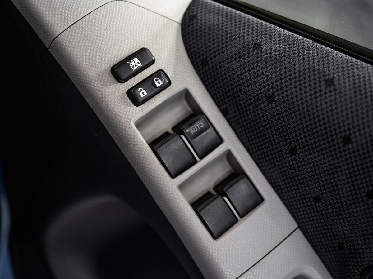 Toyota Vitz 2009 - фото автомобиля