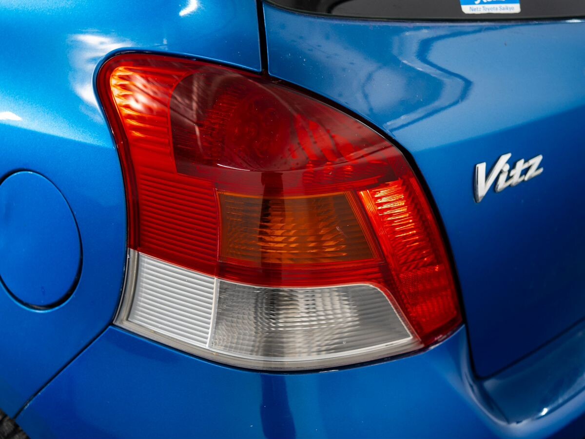 Toyota Vitz 2009 - фото автомобиля