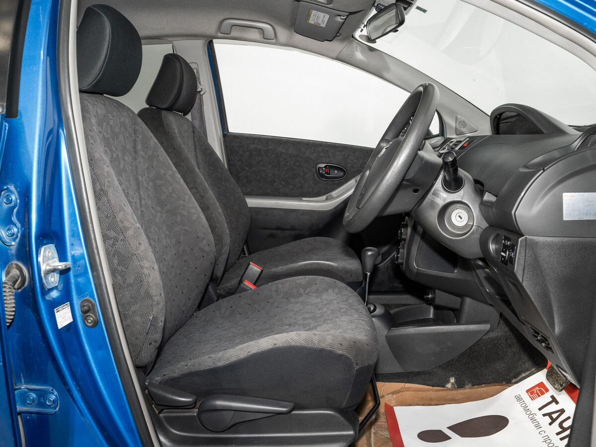 Toyota Vitz 2009 - фото автомобиля