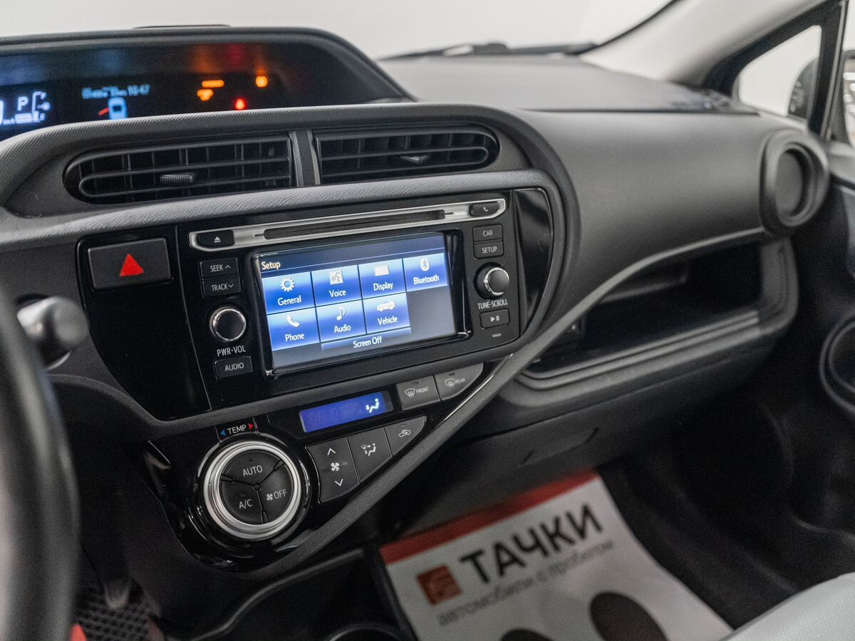 Toyota Prius c 2016 - фото автомобиля
